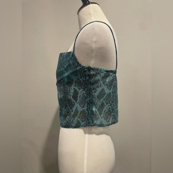 SUPERDOWN. Crop Top - Picture 3 of 4